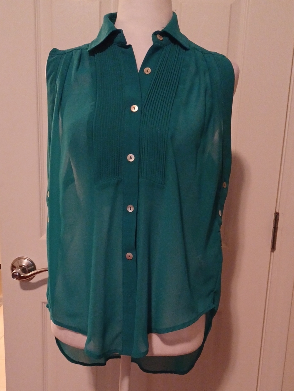 << Papaya Teal Sleeveless Button-Front Camisole Size Medium